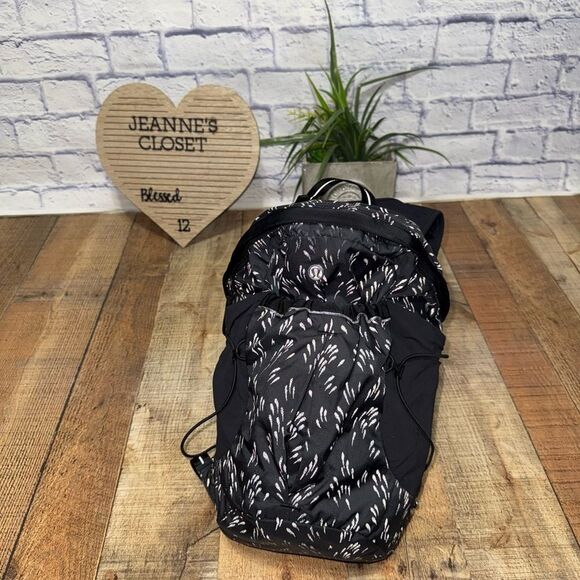 Lululemon Run All Day Backpack
Pitter Patter Black has minor flaws - Picture 2 of 16